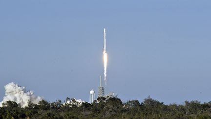 Le lanceur Falcon 9 de SpaceX décolle du Centre spatial Kennedy, en Floride (Etats-Unis), le 30 mars 2017. (BRUCE WEAVER / AFP)