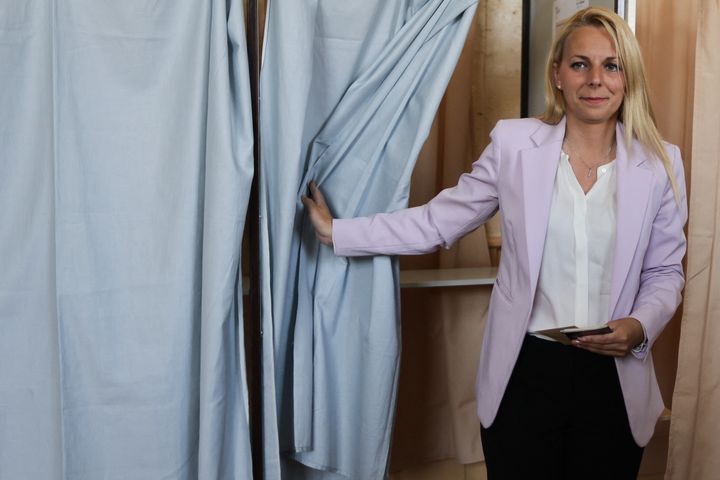 Edwige Diaz sort de l'isoloir lors du second tour des élections législatives, le 12 juin 2022, à&nbsp;Saint-Savin (Gironde). (THIBAUD MORITZ / AFP)