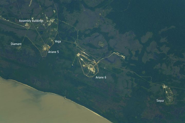 Les différentes installations du centre spatial de Kourou (Guyane française), vues depuis la Station spatiale internationale. (ESA / NASA)