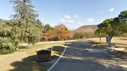 Un matelas ensanglant&eacute; et des sacs contenant de la chair ont &eacute;t&eacute; retrouv&eacute;s pr&egrave;s d'un conteneur &agrave; poubelles sur l'aire de La Coucourde, dans la Dr&ocirc;me. (GOOGLE STREETVIEW / FTVI)