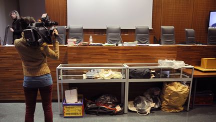 Une cameraman&nbsp;filme les scellés&nbsp;d'un procès au palais de justice de Saint-Etienne (Loire), en 2011. Photo d'illustration. (PHILIPPE DESMAZES / AFP)