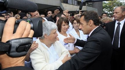 Nicolas Sarkozy discutant avec des membres du personnel lors de son arrivée à l'hôpital Paul-Brousse de Villejuif (© AFP PHOTO MEHDI FEDOUACH)