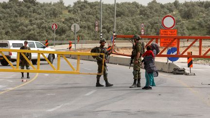 Des&nbsp;gardes&nbsp;israéliens dans la localité d'Azzoun (Cisjordanie), le 30 avril 2022. (JAAFAR ASHTIYEH / AFP)