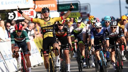 Olav Kooij s'impose sur la quatrième étape de Paris-Nice à Saint-Paul-Trois-Châteaux, le 9 mars 2023. (ANNE-CHRISTINE POUJOULAT / AFP)