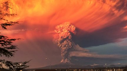 Une colonne de fum&eacute;e s'&eacute;l&egrave;ve au-dessus du volcan Calbuco, au Chili, le 22 avril 2015. (RAFAEL ARENAS / REUTERS)