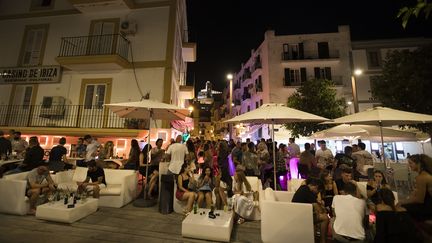 Une terrasse de bar avec beaucoup de clientèle et de gens de passage.
 (JAIME REINA / AFP)