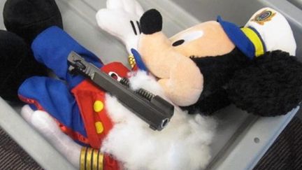 D&eacute;couverte d'un pistolet cach&eacute; dans une peluche &agrave; l'a&eacute;roport de Warwick (Rhode Island), le 8 mai 2012. (REUTERS)