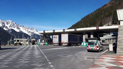 Le péage à l'entrée du tunnel du Mont-Blanc, à Chamonix (Haute-Savoie), en 2019. (BENJAMIN MATHIEU / FRANCEINFO)