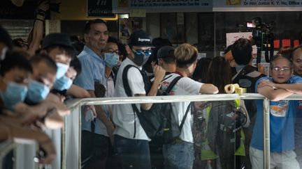 Des attaques brutales contre des manifestants pro-démocratie aux mains d'agresseurs suspectés d'appartenir aux triades, le 21 juillet 2019 à Hong Kong. (PHILIP FONG / AFP)