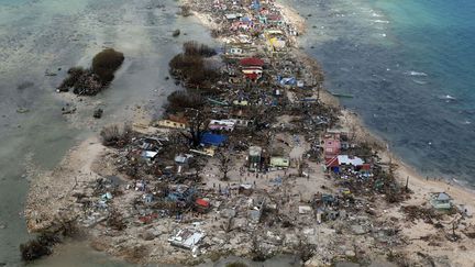 Un village d&eacute;vast&eacute; apr&egrave;s le passage du typhon Haiyan dans la province de Samar (Philippines), le 11 novembre 2013. (ERIK DE CASTRO / REUTERS)