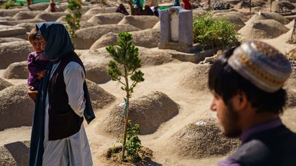 Des Afghans se recueillent sur un sanctuaire consacré aux combattants arabes d'Al-Qaïda tués en 2001, le 7 mai 2021, à Kandahar (Afghanistan). (MARCUS YAM / LOS ANGELES TIMES / SHU / SIPA)