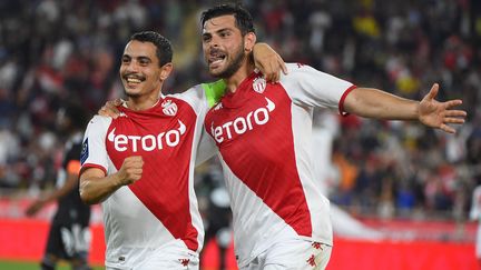 Les Monégasques Wissam Ben Yedder et Kevin Volland lors de la rencontre de Ligue 1 entre&nbsp;l'ASM&nbsp; et Brest, le 14 mai 2022, au stade Louis-II. (SYLVAIN THOMAS / AFP)