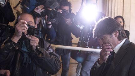 L'ancien policier Michel Neyret arrive au palais de justice de Paris le 2 mai 2016 pour l'ouverture de son procès. (DOMINIQUE FAGET / AFP)