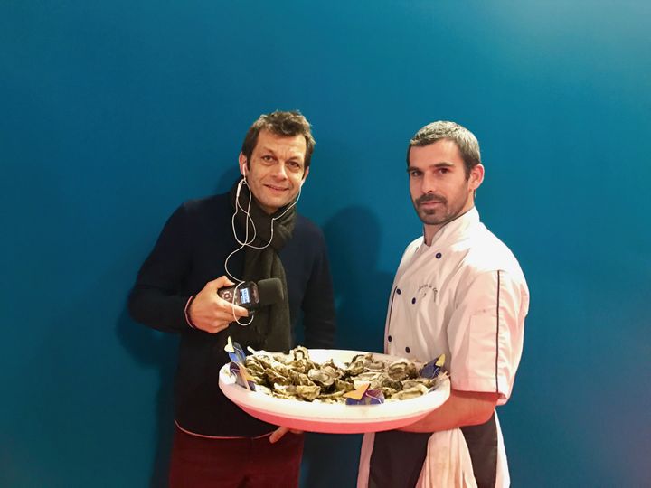 Laurent Mariotte et Tiphaine Seguin, écailler breton. (Laurent Mariotte / Radio France)