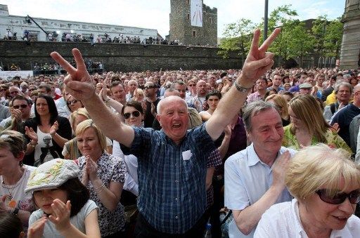 La foule célèbre, le 15 juin 2010 à Londonderry, les conclusions du rapport Saville, qui a fait la lumière sur le «Bloody Sunday». (AFP PHOTO / POOL / Paul foi)