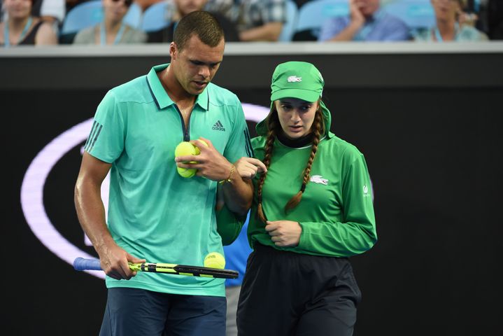 Tsonga accompagne une petit ramasseuse de balles après un malaise...