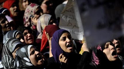 Des Egyptiennes manifestent contre le pouvoir militaire place Tahrir, au Caire (Egypte), le 23 d&eacute;cembre 2011. (FILIPPO MONTEFORTE / AFP)