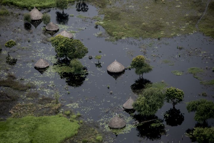 Des tukuls inondés vus depuis un avion dans l'État de Jonglei, au Sud-Soudan, octobre 2021. (ADRIENNE SURPRENANT / MYOP)