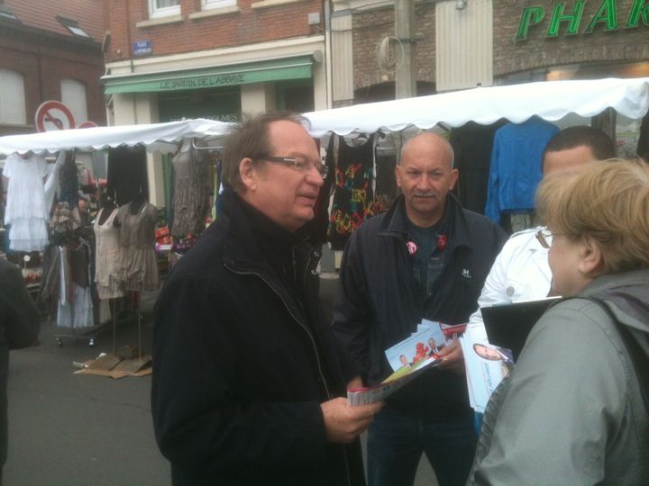 Le maire de Carvin, Philippe Kemel, sur le marché d'Hénin-Beaumont le 27 avril (DR)