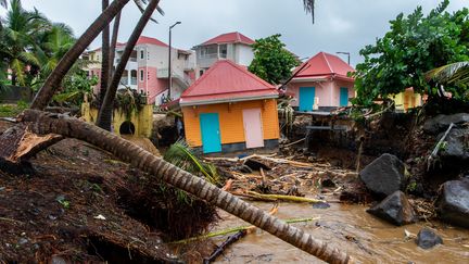 Les conséquences de la tempête Fiona à Capesterre-Belle-Eau, sur l'île française de la Guadeloupe, le samedi 17 septembre 2022. (LARA BALAIS / AFP)