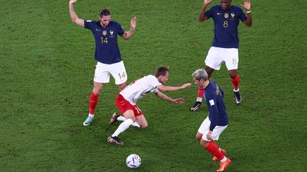 Adrien Rabiot, Aurélien Tchouameni et Antoine Griezmann face à Mikkel Damsgaard lors de France-Danemark, en Coupe du monde, le 26 novembre 2022. (EVRIM AYDIN / AFP)