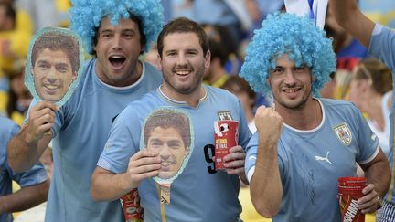 Des supporters de l'Uruguay arborent des masques de Luis Suarez, h&eacute;ros suspendu, avant le huiti&egrave;me de finale contre la Colombie, samedi 28 juin. (DANIEL GARCIA / AFP)