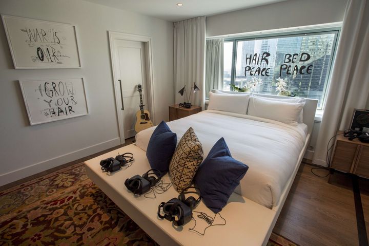 La suite 1742 réaménagée en septembre 2017 en hommage au "Bed in" de John Lennon et Yoko Ono au Reine Elizabeth hôtel de Montréal. (PAUL CHIASSON/AP/SIPA / AP)