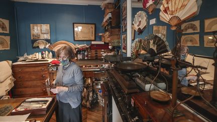 Anne Hoguet, éventailliste et maître d'art, propriétaire de l'unique atelier-musée français de l'éventail,&nbsp;le 20 janvier 2021 à Paris.&nbsp;&nbsp; (MICHEL EULER/AP/SIPA / SIPA)