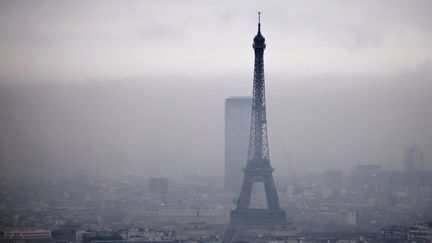 La tour Eiffel lors d'un épisode de pollution atmosphérique, le 6 décembre 2017. (MAXPPP)