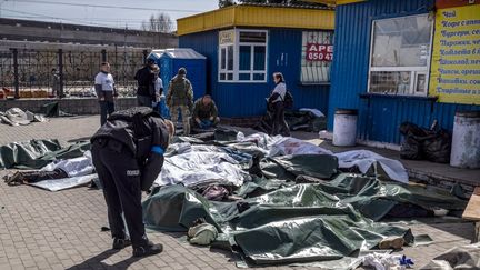 Des corps de civils étendus sur le sol après une attaque sur la gare de Kramatorsk, dans l'est de l'Ukraine, le 8 avril 2022.&nbsp; (FADEL SENNA / AFP)