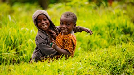 Des enfants posent près du lac&nbsp;Bunyonyi, en Ouganda, le 11 juin 2019. (Image d'illustration) (LAURA GRIER / ROBERT HARDING HERITAGE / AFP)