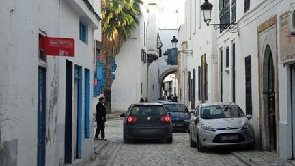 Les voitures s’y croisent fréquemment. Malgré l’étroitesse des lieux… Le parc automobile tunisien (au moins 1,1 million de véhicules) serait le plus important des pays du Maghreb. (FTV - Laurent Ribadeau Dumas)