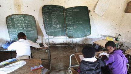 Salle de classe dans une école du village de Mwezeni, dans la province du Cap (est de l'Afrique du Sud), le 5 juin 2012. (Reuters - Ryan Grey)