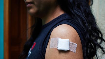 Une femme&nbsp;vient de recevoir sa&nbsp;première injection du vaccin Pfizer-BioNTech, le 18 mai 2021 à Montaigu (Vendée). (MATHIEU THOMASSET / HANS LUCAS / AFP)