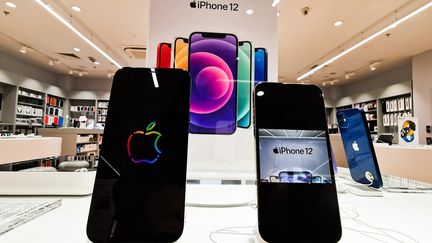 L'iPhone 12, à Krakow (Pologne), le 26 août 2021. (BEATA ZAWRZEL / NURPHOTO / AFP)