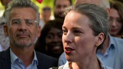 Candidate du Nouveau Front Populaire au poste de Premier ministre, Lucie Castets s'adresse à la presse à son arrivée aux "Journées d'été" du parti Les Ecologistes-EELV à Tours, le 22 août 2024. (GUILLAUME SOUVANT / AFP)