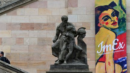 Affiche de l'exposition berlinoise associant impressionnisme et expressionnisme, sur une façade de la Alte NationalGalerie (20 mai 2015)
 (John MacDougall / AFP)