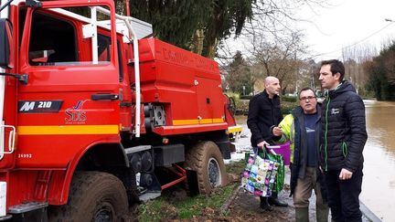 Le camion des pompiers de Seine-et-Marne enlisé à cause des inondations à Condé-Sainte-Libiaire mardi 23 janvier 2018. (BENJAMIN MATTHIEU / RADIO FRANCE)