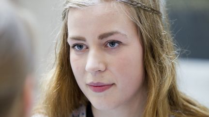 Une survivante du massacre de l'&icirc;le Utoeya (Norv&egrave;ge), Andrine Johansen, le 23 mai 2012 apr&egrave;s avoir t&eacute;moign&eacute; dans le proc&egrave;s de Anders Behring Breivik (BERIT ROALD / AFP)