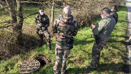 Des&nbsp;gendarmes au cours d'une opération de recherches de&nbsp;Magali Blandin,&nbsp;le 18 février 2021. (EVAN LEBASTARD / RADIOFRANCE)