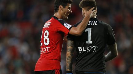 Le gardien rennais Benoit Costil et son coéquipier Yoann Gourcuff.  (CHARLY TRIBALLEAU / AFP)