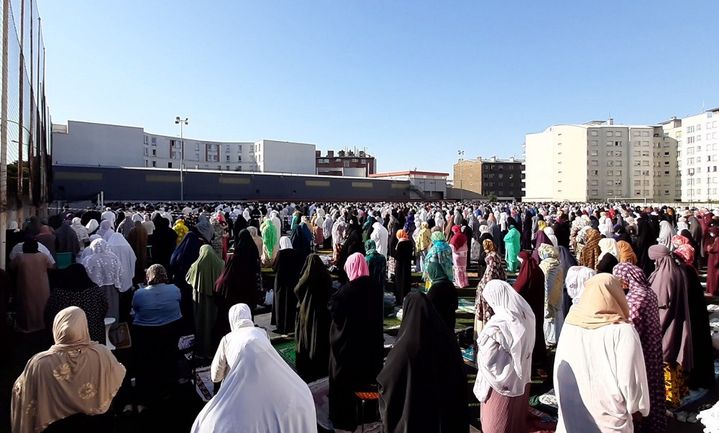 La prière des femmes à la mosquée de Créteil lors de la fête de l'Aïd-el-Kebir, le 31 juillet 2020. (VALENTIN DUNATE / RADIOFRANCE)