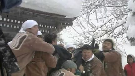 Un jeune marié lancé sur la neige, une vieille tradition au Japon