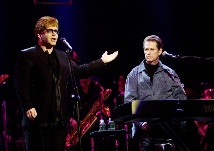 Elton John et Brian Wilson (Beach Boys) sur scène au Radio City Music Hall de New York en 2001. (KMAZUR / WIREIMAGE / GETTY IMAGES)