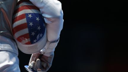 L'escrimeur am&eacute;ricain&nbsp;Miles Chamley-Watson avec son masque aux couleurs de son pays le 31 juillet lors des JO de Londres.&nbsp; (DAMIR SAGOLJ / REUTERS)