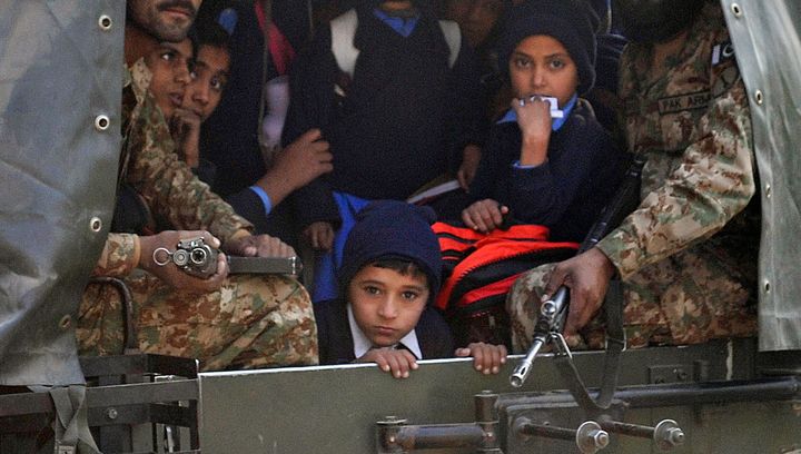 Enfants et professeurs ont &eacute;t&eacute; &eacute;vacu&eacute;s par l'arm&eacute;e, alors que les combats se poursuivaient dans l'enceinte de l'&eacute;cole.&nbsp; (A MAJEED / AFP)