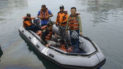 Un bateau de secours indon&eacute;sien &agrave; la recherche des sept plongeuses japonaises disparues trois jours plus t&ocirc;t, au large de Bali, lundi 17 f&eacute;vrier 2014.&nbsp; (SONNY TUMBELAKA / AFP)