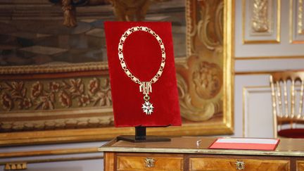 Le nom d'Emmanuel Macron et la date de son investiture sont gravés sur l'un des 16 maillons du collier. En or massif, il pèse 1 kilo. (FRANCOIS MORI / REUTERS)