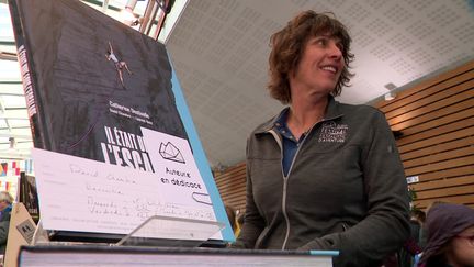 Catherine Destivelle à la librairie du festival où exposent les éditeurs (France 3 Poitou-Charentes)