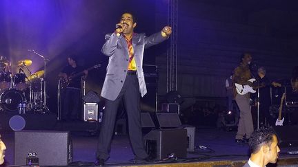 Le chanteur de raï Khaled en concert à Alger (Algérie), le 14 novembre 2000. (- / AFP)